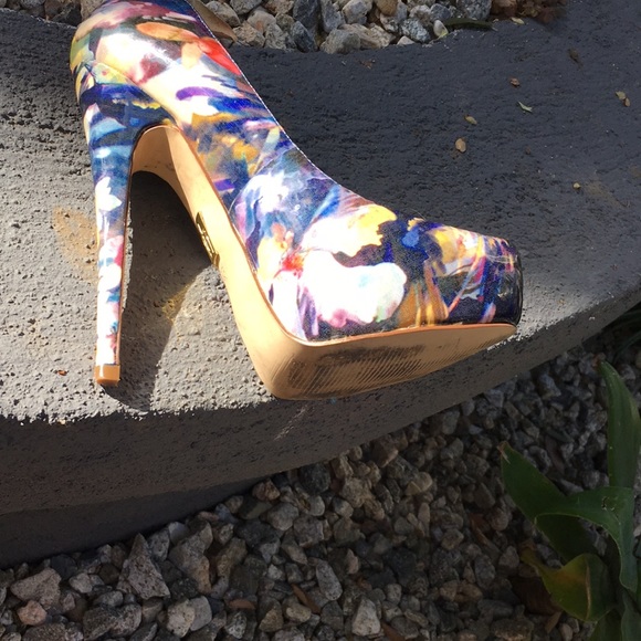 Shoes - Picture 6 of 7